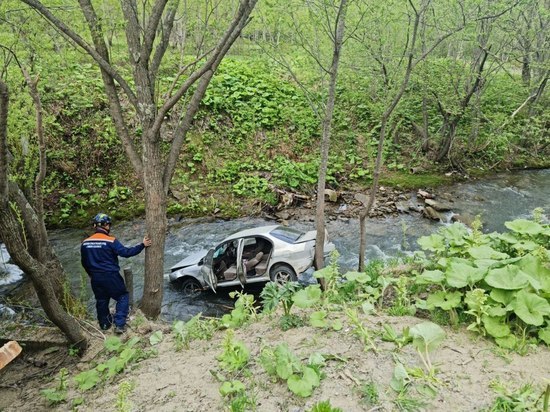 Автомобиль улетел в реку на юге Сахалина