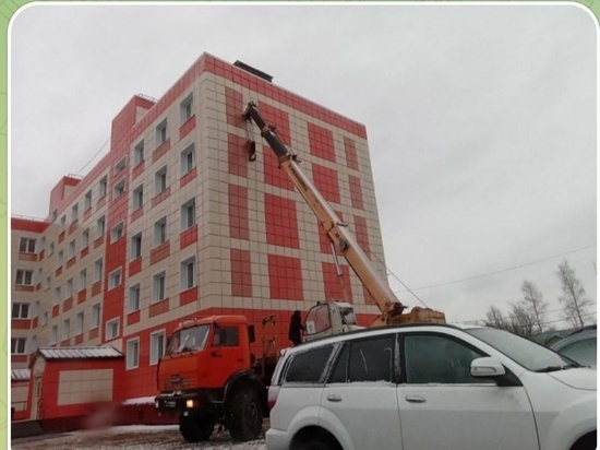 Защита от ветра: разваливающийся дом в Салехарде снова подперли краном