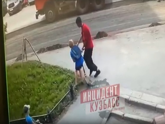 В кузбасском городе мужчина напал на ребенка с самокатом