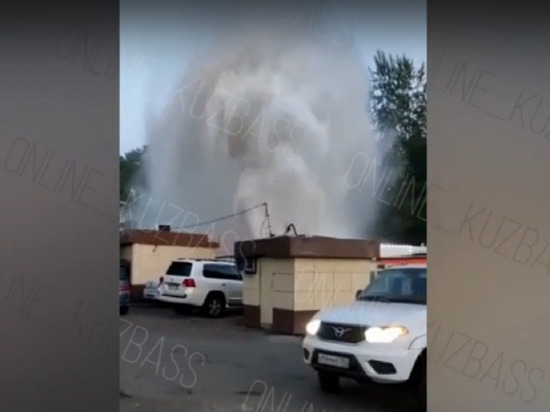 Еще один огромный фонтан забил из-под земли в Кузбассе