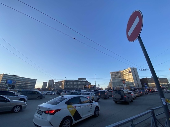Дорожный эксперт из Новосибирска снял на видео пробку на площади Калинина в вечерний час-пик