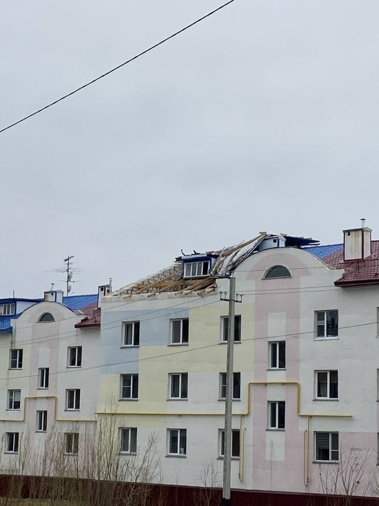 Ветер разорвал в клочья крышу многоэтажки в Салехарде