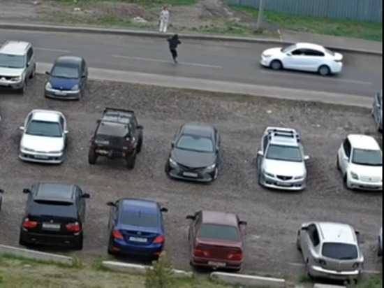 11-летнюю школьницу сбила машина в Красноярске во время перехода дороги в неположенном месте