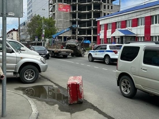 Эвакуатор уронил автомобиль в Южно-Сахалинске
