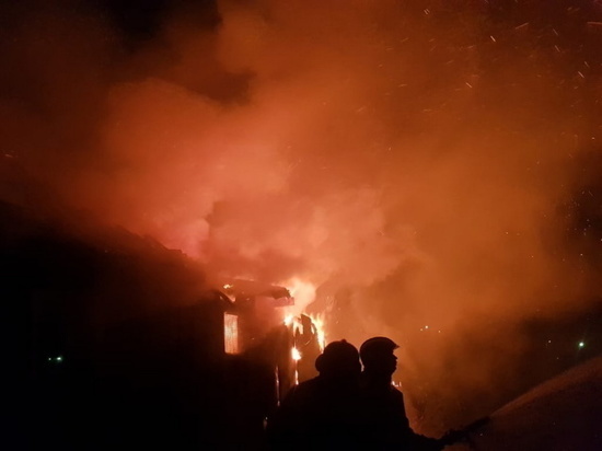 Полыхающий частный дом в Бутково тушили почти час