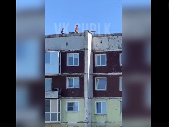 В кузбасском городе малые дети бегают по крыше девятиэтажки
