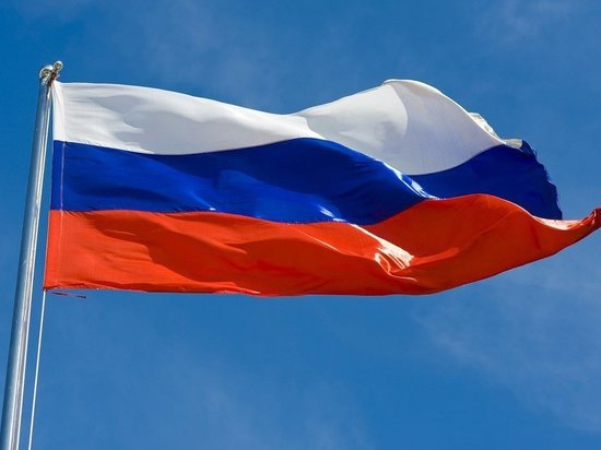 На площади Победы в Мелитополе установили флаг России