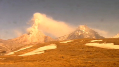 На Камчатке вулкан Безымянный выбросил пятикилометровый столб пепла: видео
