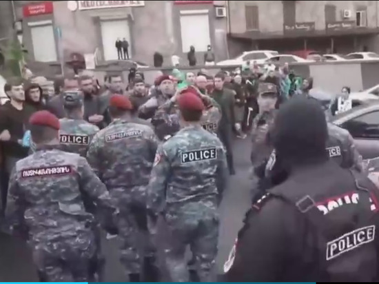 Оппозиционеры прорвались в правительственное здание в столице Армении