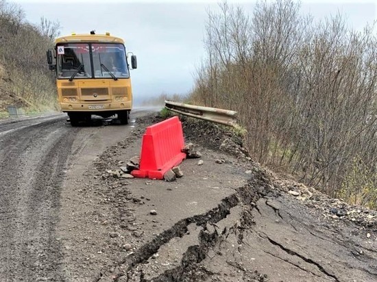 Сотрудники ДРСУ приступили к восстановлению двух аварийных участков на дороге Шахтерск — Бошняково