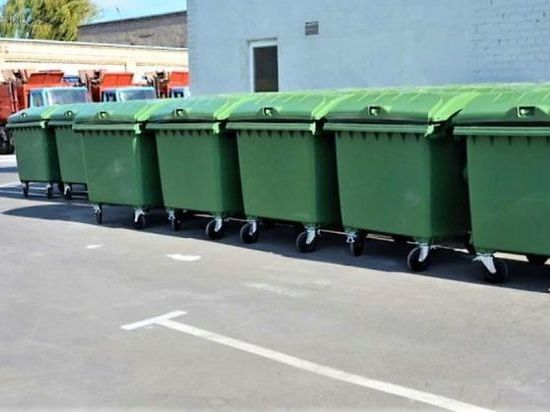 Ратмир Мавлиев поручил заменить все металлические мусорные контейнеры на пластиковые