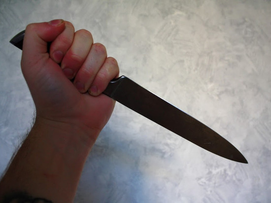 Двое волгоградцев напали с ножом на хозяина и посетителей кафе