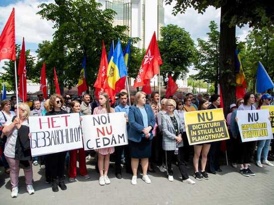 В Молдове оппозиция вышла на протест в защиту экс-президента Додона