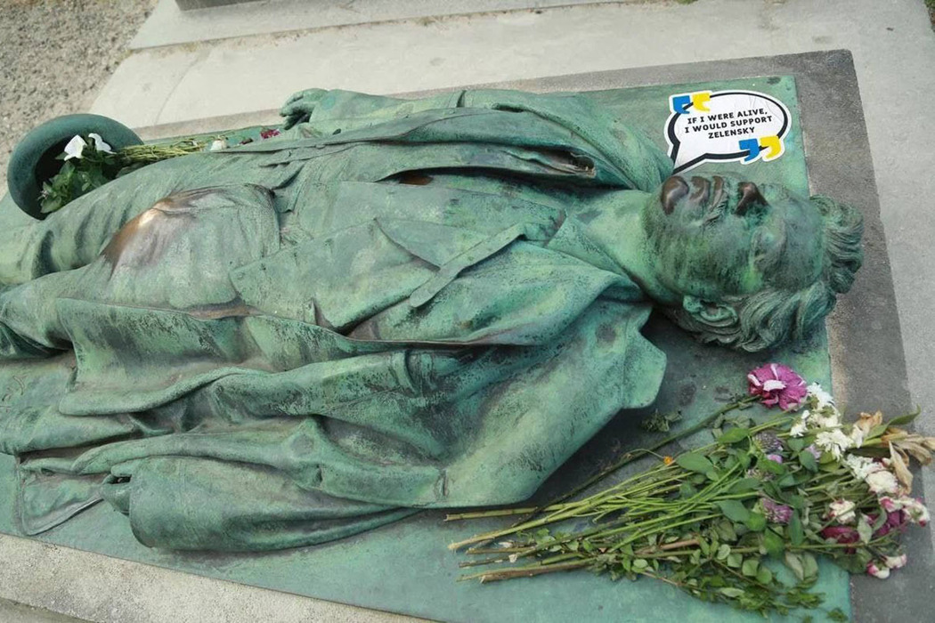 Украинские вандалы изуродовали стикерами кладбище Пер-Лашез: кадры надгробий