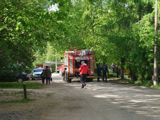 Пожарные, полиция и скорая прибыли к псковскому общежитию
