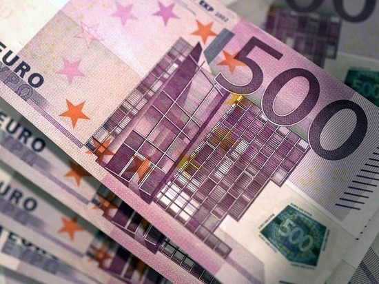 Официальный курс евро снизился на 1,5 рубля