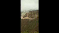 Появились кадры горного обвала в Дагестане: власти перекрыли дорогу