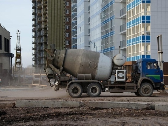 Бетономешалка столкнулась с легковушкой в Мурманске