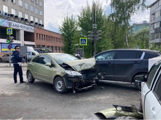 Массовая авария произошла на Сибирском тракте в Екатеринбурге