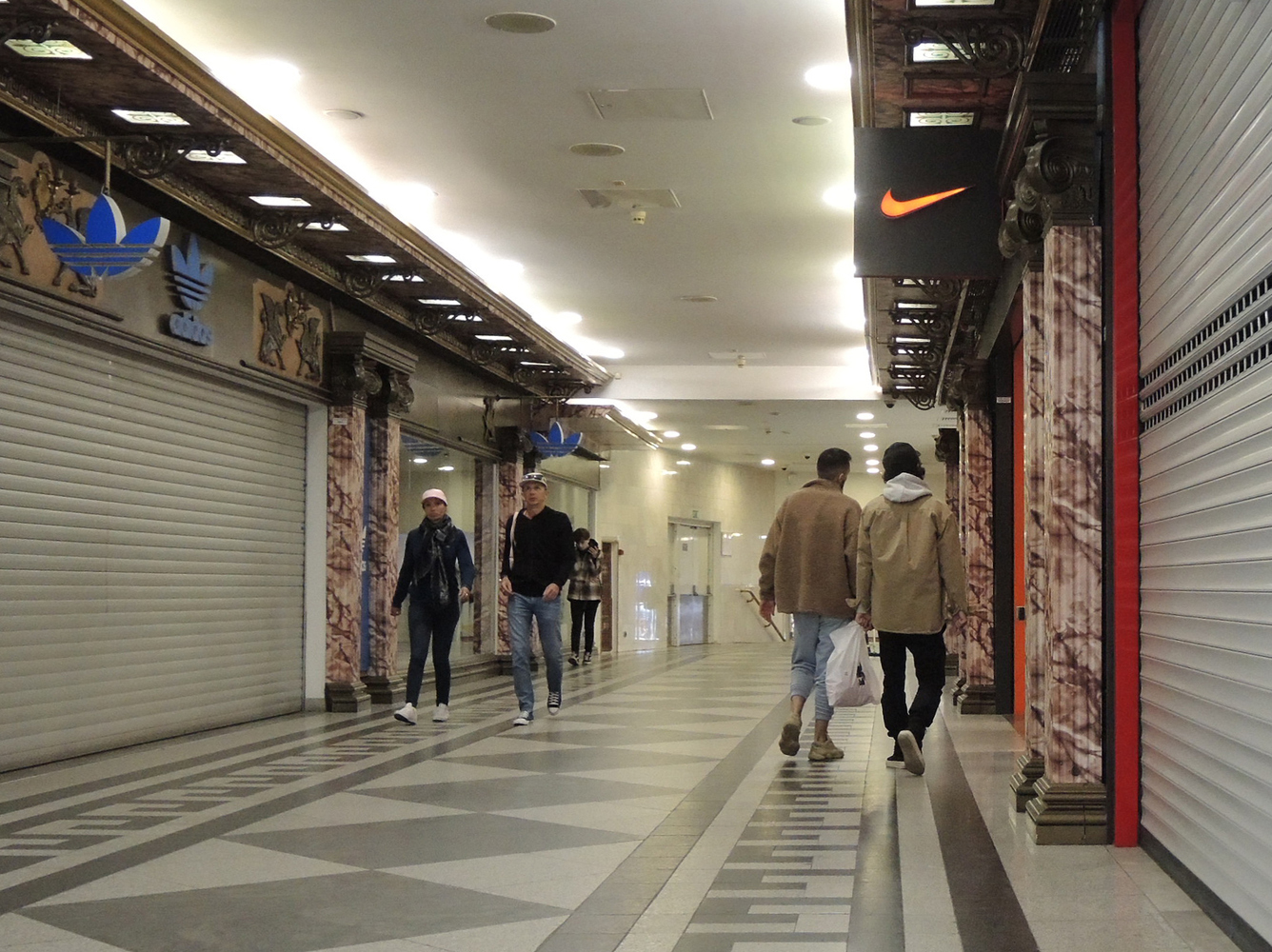 Бренды ушли, элитные помещения остались: кадры опустевших московских магазинов
