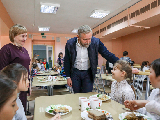 Глава Ненецкого автономного округа Юрий Бездудный посетил столовую Ненецкой средней школы имени А.П. Пырерки