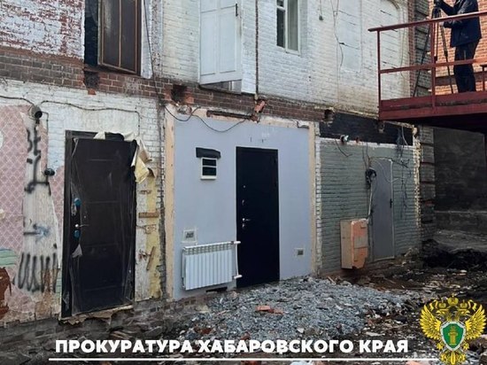 В Хабаровске жильцов дома лишили возможности выходить на улицу