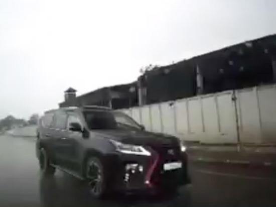 Водитель Lexus едва не устроил серьезное ДТП в Южно-Сахалинске