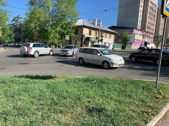 Две легковушки столкнулись на перекрёстке Бутина и Угданская в Чите