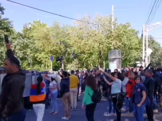 Протестующие окружили резиденцию президента в столице Армении