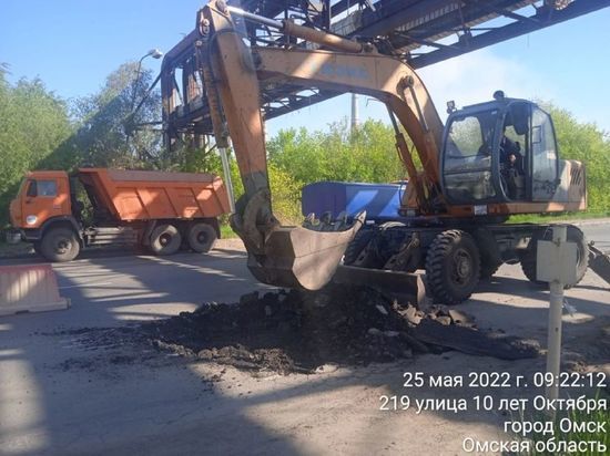 Омское УДХБ восстанавливает разрушенную дорогу на улице 10 лет Октября