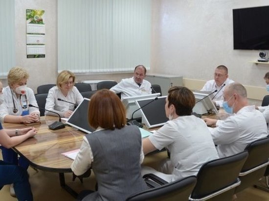В Архангельской областной клинической больнице состоялась встреча руководства учреждения с выпускниками клинической ординатуры