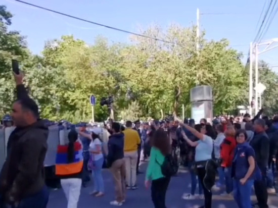 Протестующие попытались пройти в здание Совбеза Армении