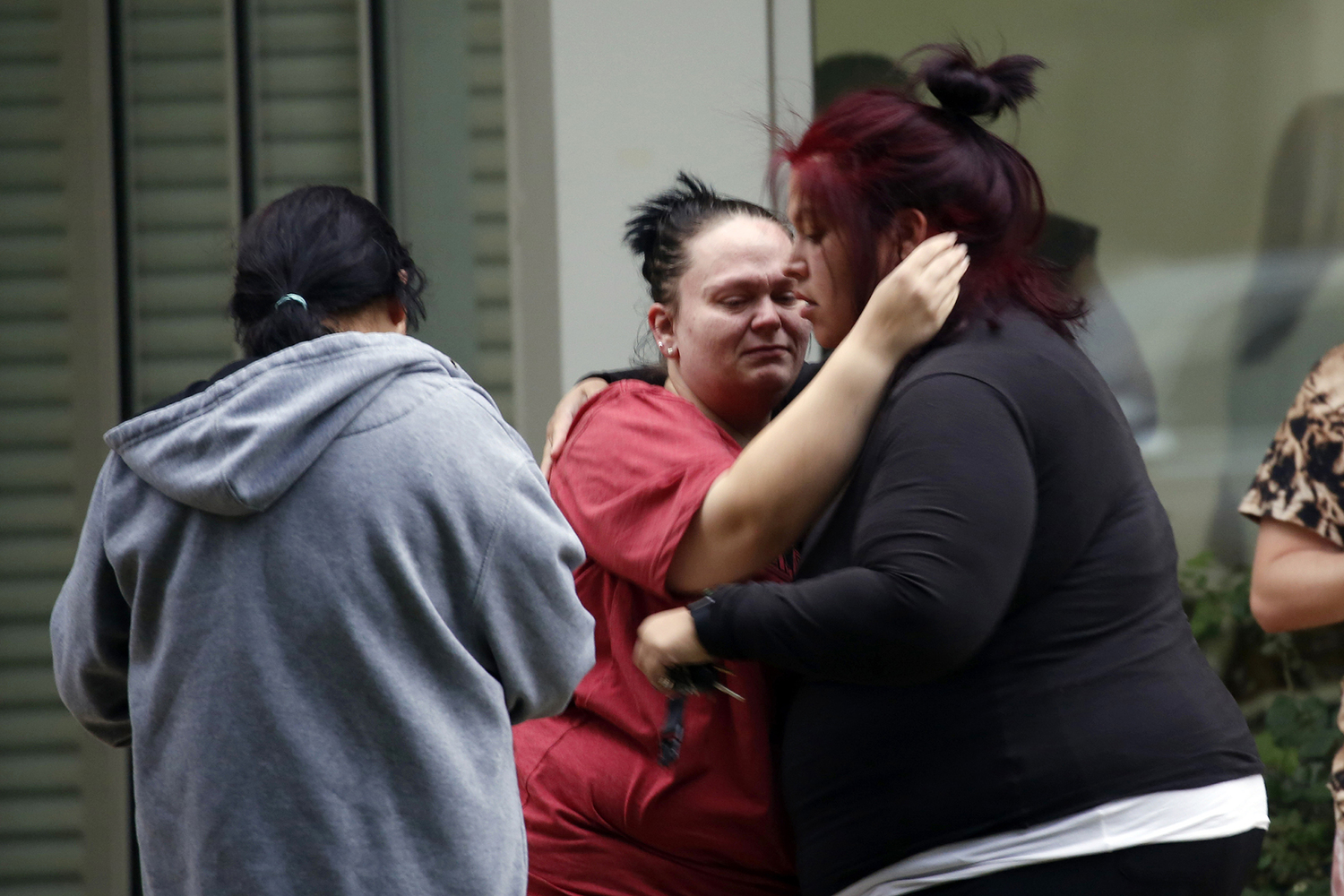 Расстрел в школе США унес жизни минимум 20 человек: кадры с места
