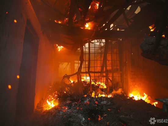 50 пожарных тушили загоревшееся производственное здание в Кузбассе