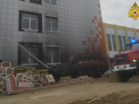 На стройке школы в Калужской области произошел пожар