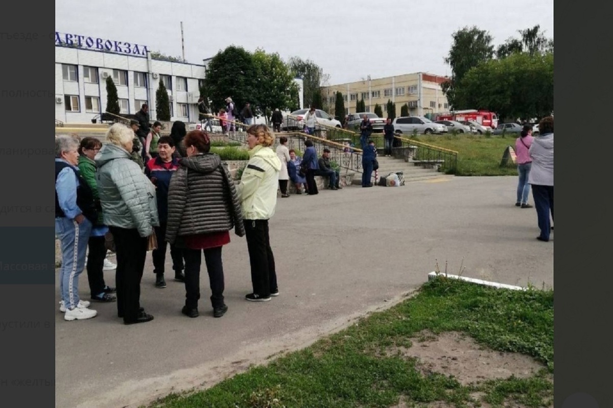 В старом осколе сегодня по часам. Старый Оскол 2000. Белгородский район эвакуация людей. Старый торговый центр. 34 Школа старый Оскол заминирована.