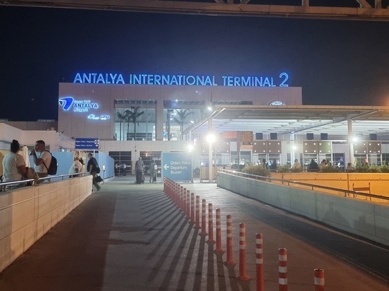 Турецкое издание Turizmaktuel.com опубликовало сообщение о ЧП в аэропорту Антальи.