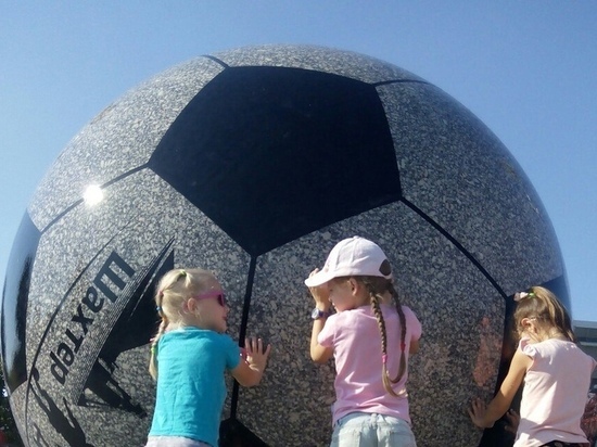 В Донецке включили фонтан и легендарный футбольный мяч