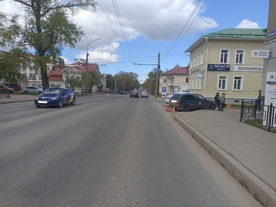 Ребенок попал под колеса автомобиля в центре Вологды
