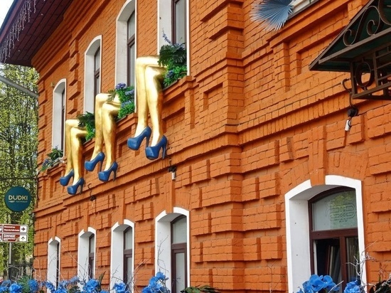 Ярославские рестораторы украсили фасад церковного дома женскими ногами