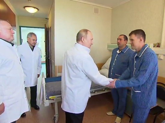 Путин приехал в госпиталь к раненым военным