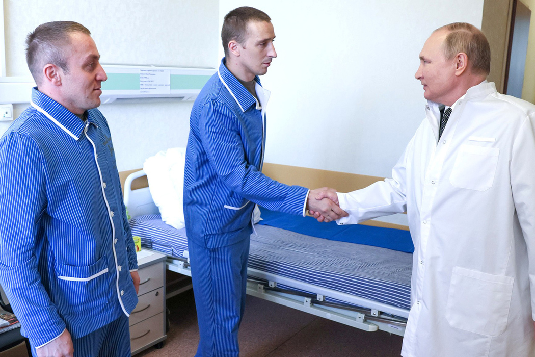 Лица военных, которых в госпитале навестил Путин: кадры из палат