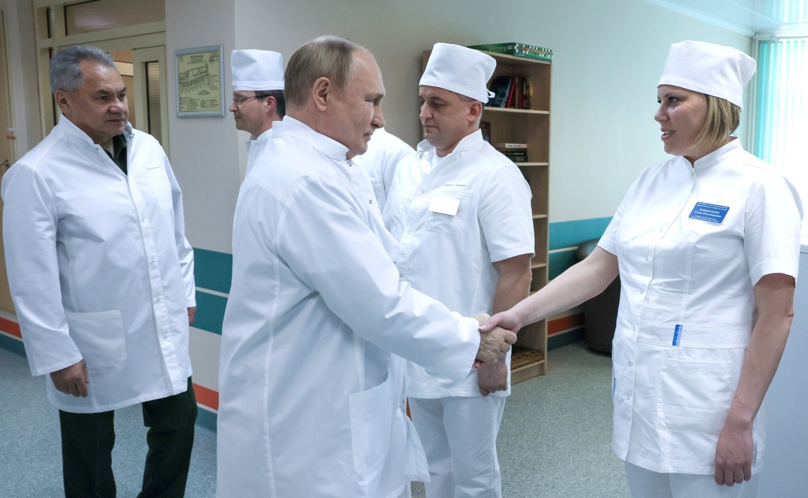 Лица военных, которых в госпитале навестил Путин: кадры из палат