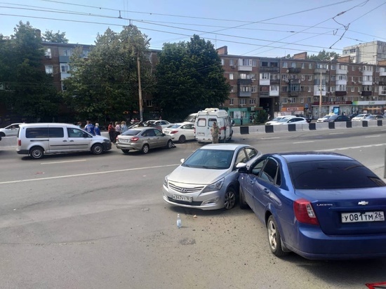 В Ростове два человека пострадали в ДТП с участием скорой помощи