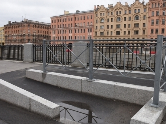 На Ново-Московском мосту поставили пандусы для колясок по просьбе местных жителей