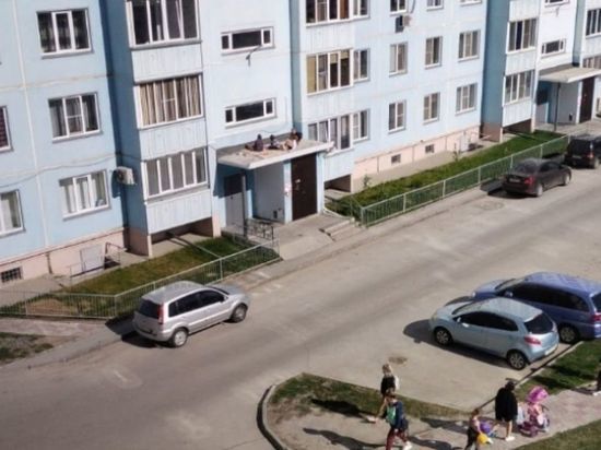 Загорающие дети застряли на козырьке подъезда в Новосибирске