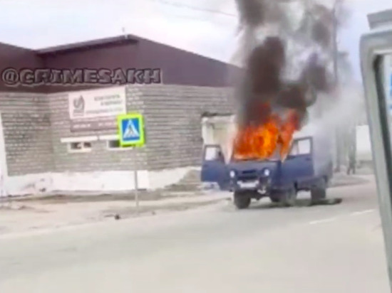 Автомобиль УАЗ полыхал на севере Сахалина