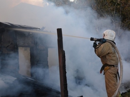 Жилой дом и 2 автомобиля сгорели в Зырянском районе
