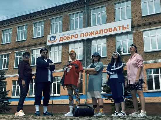 Рэп для 11-классников зачитали в одной из школ Красноярска на последний звонок