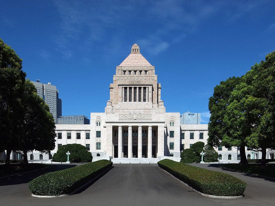 Спикер нижней палаты парламента Японии заподозрен в сексуальных домогательствах, сообщили СМИ